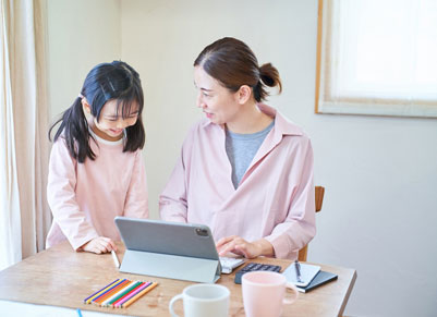 子育て女性が働きやすい社会を目指して、在宅ワークを積極導入